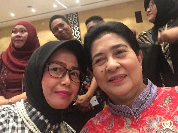 Foto Kadis Kesehatan Kota Medan Ibu drg. Usma Polita Nasution, M.Kes dengan Menteri Kesehatan RI Ibu Nila F. Moeloek